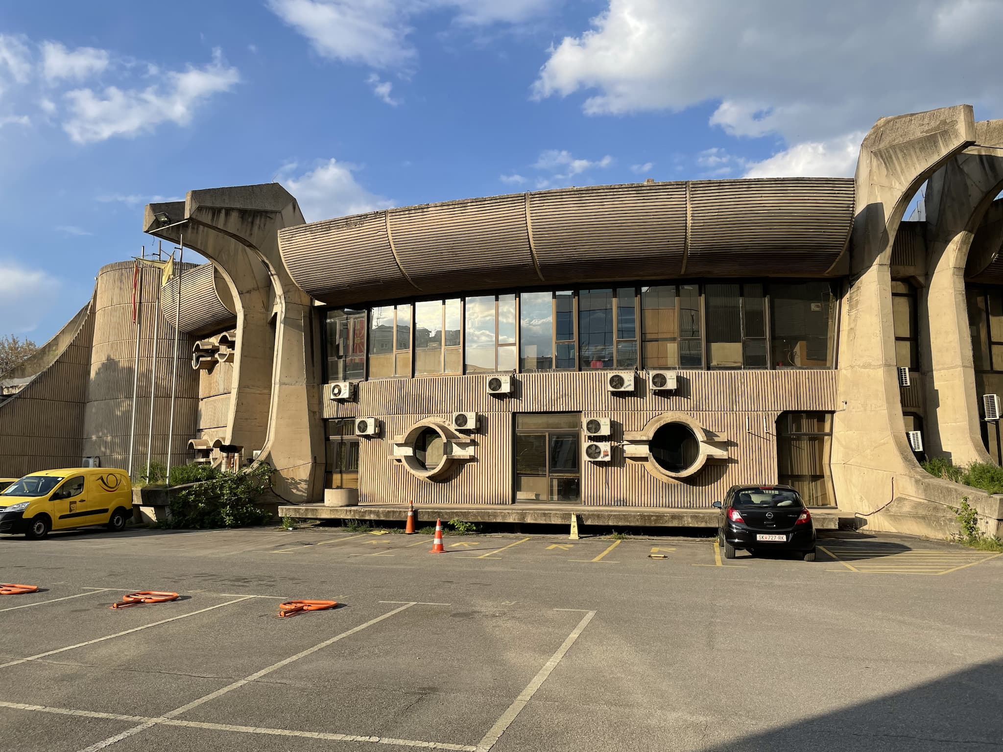 Construite de 1972 à 1981 par le macédonien Janko Konstantinov, la Poste centrale est considérée comme l'une des plus belles réalisations modernistes à Skopje. 