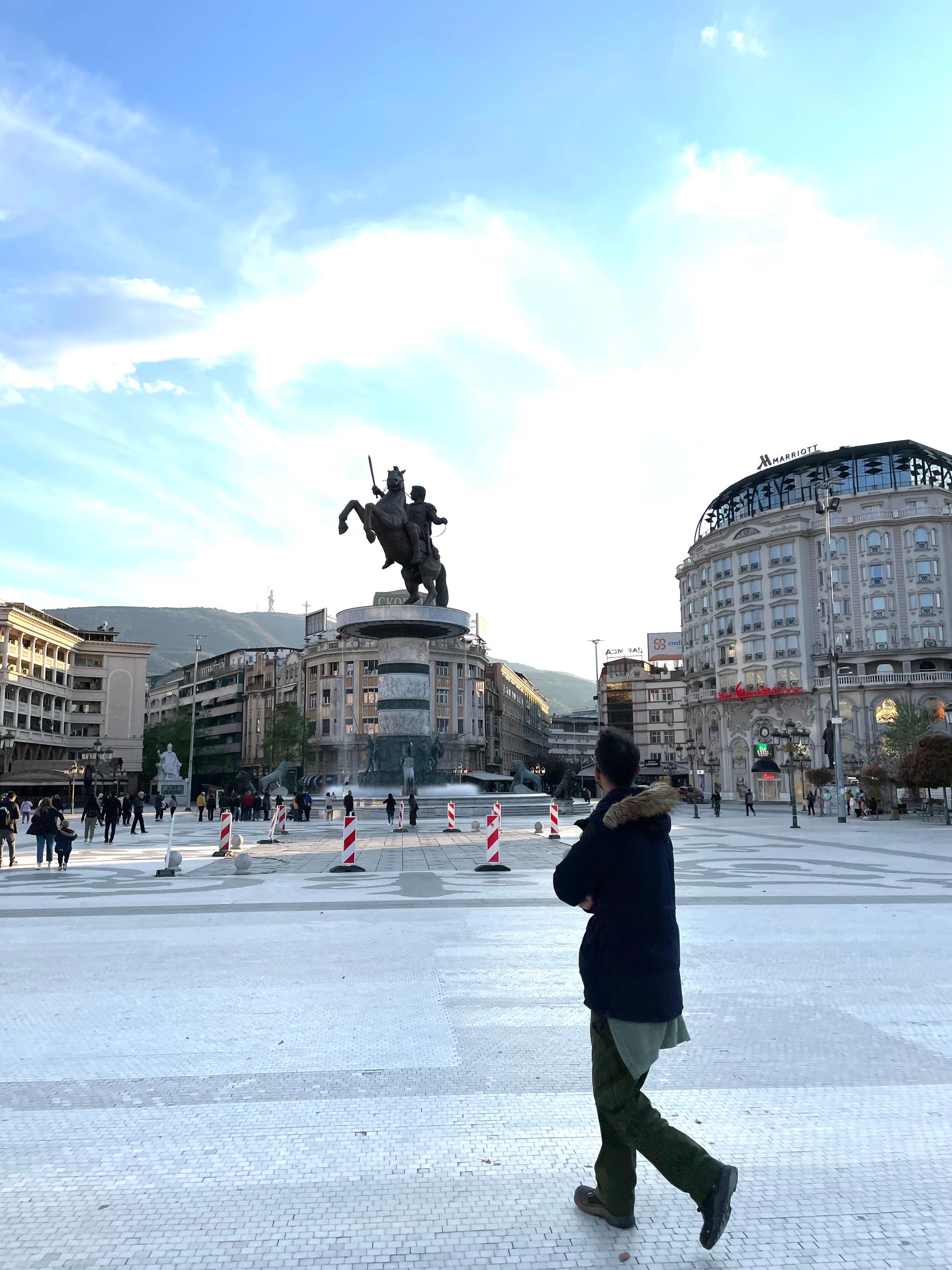Julien Daillere devant la statue d’Alexandre le grand pendant le kitsch tour.